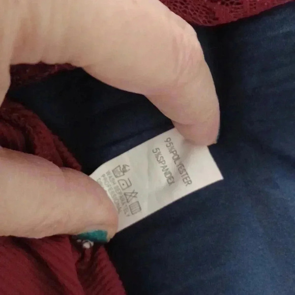 💙🏍Burgundy top  Pickaboo Short Sleeves and lace - Picture 8 of 9